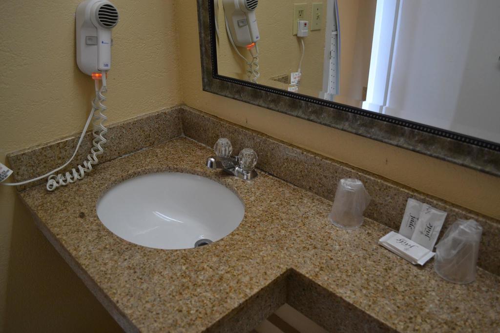 Americas Best Value Inn Смитфийлд Екстериор снимка